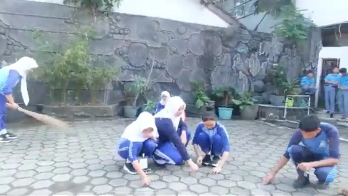 Aksi ekologi lingkungan dalam MPLS di SMAN 5 Kota Bogor. Foto: Dok SMAN 5 Kota Bogor