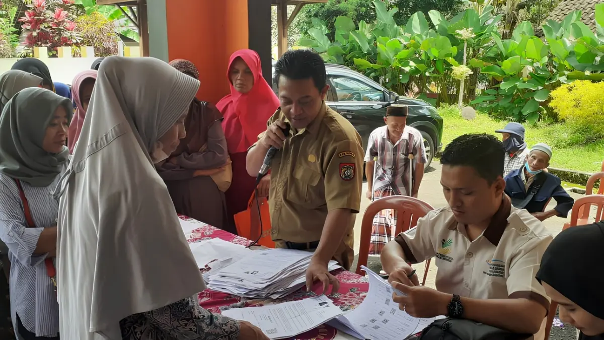 Ilustrasi penyaluran bansos kepada KPM. (kedungboto.desa.id)