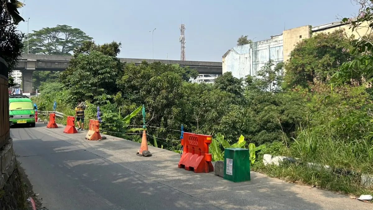 Kondisi terkini longsor yang menerjang Jalan Raya Cilebut, Kota Bogor. Foto: Fauzan/Radar Bogor