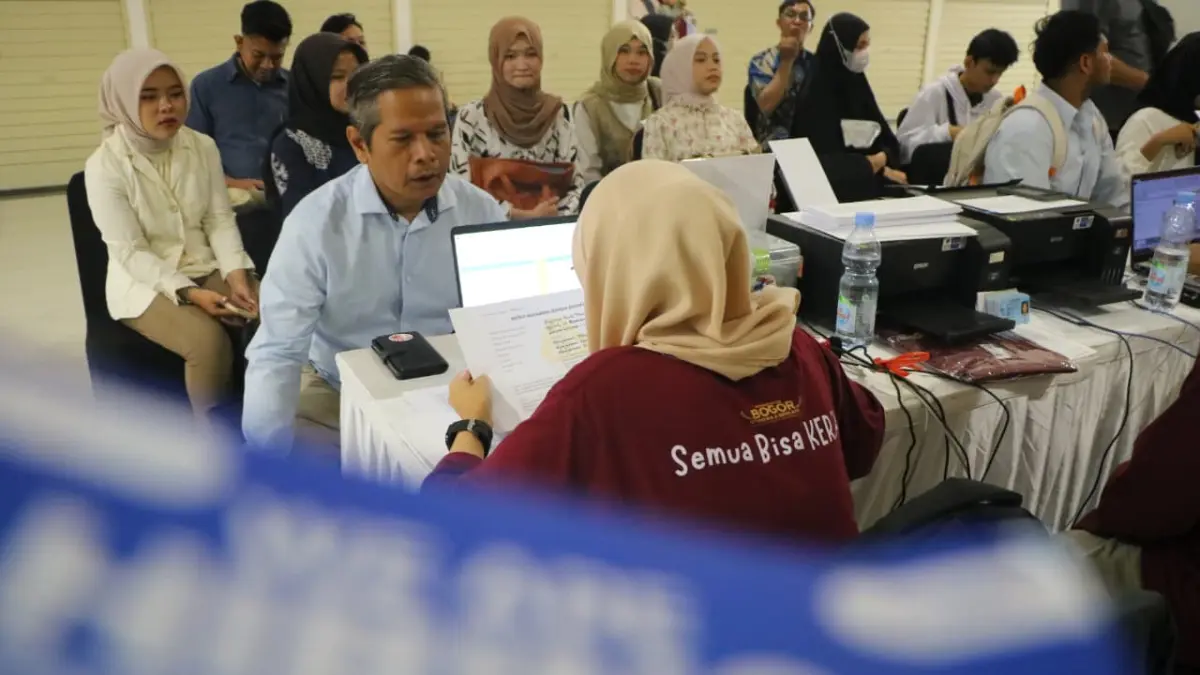 Kuncoro (52) saat berada di kawasan job fair yang diselenggarakan Pemerintah Kabupaten Bogor di salah satu Mal, Rabu 5 Agustus 2026. Foto: Hendi Novian/Radar Bogor.