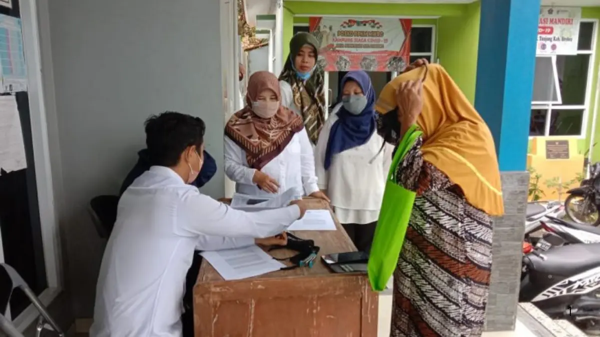 Pembagian bansos berdasarkan data KPM (Foto: tonjong.brebeskab.go.id)