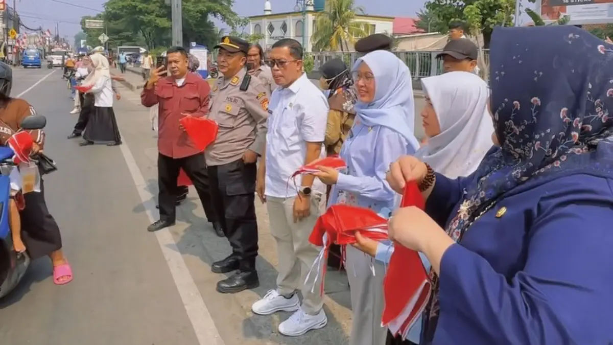 Pembagian bendera merah putih di Bojonggede, Kabupaten Bogor. Foto: Instagram @kutaudayawangsa