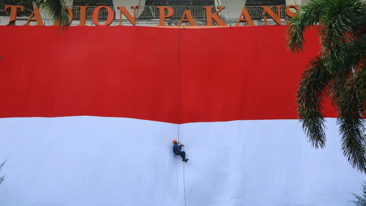 Petugas pemadam kebakaran Kabupaten Bogor memasang bendera Merah Putih berukuran 30 x 15 meter di Stadion Pakansari, Cibinong. Rabu, 5 Agustus 2026. Foto: Hendi Novian/Radar Bogor