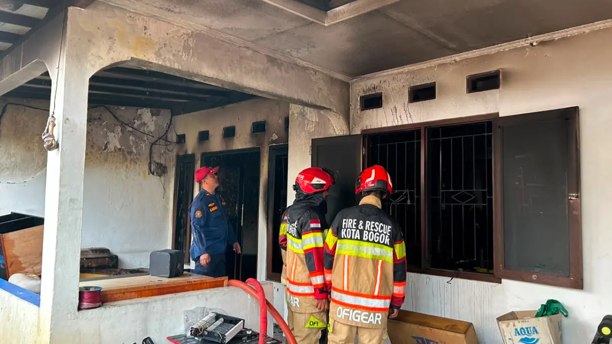 Proses pemadaman rumah yang kebakaran di Menteng Asri, Kota Bogor. (Fauzan/Radar Bogor)