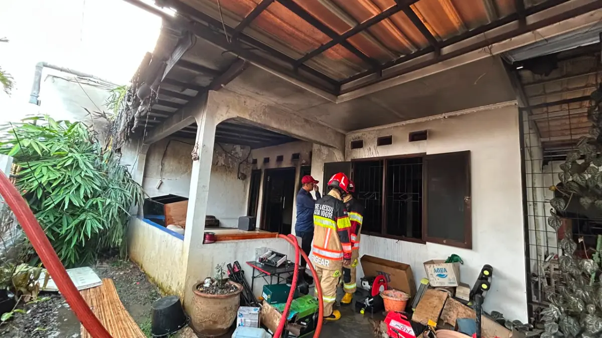 Proses pemadaman rumah yang kebakaran di Menteng Asri, Kota Bogor. (Fauzan/Radar Bogor)