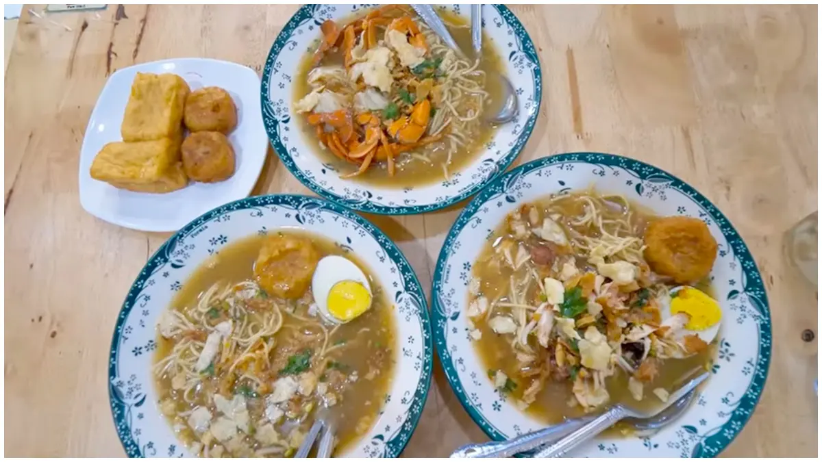 Aneka ragam menu dari Mie Kocok Sigli Baruna. (Foto: Kanal YouTube Muhammad Hanif Hasballah)