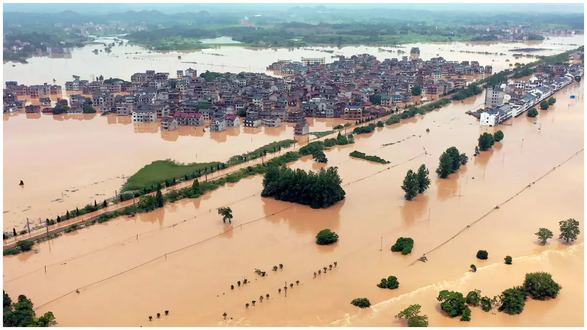 Banjir bandang akibat hujan deras melanda wilayah Shiyan, Tiongkok. (Foto : South China Morning Post)
