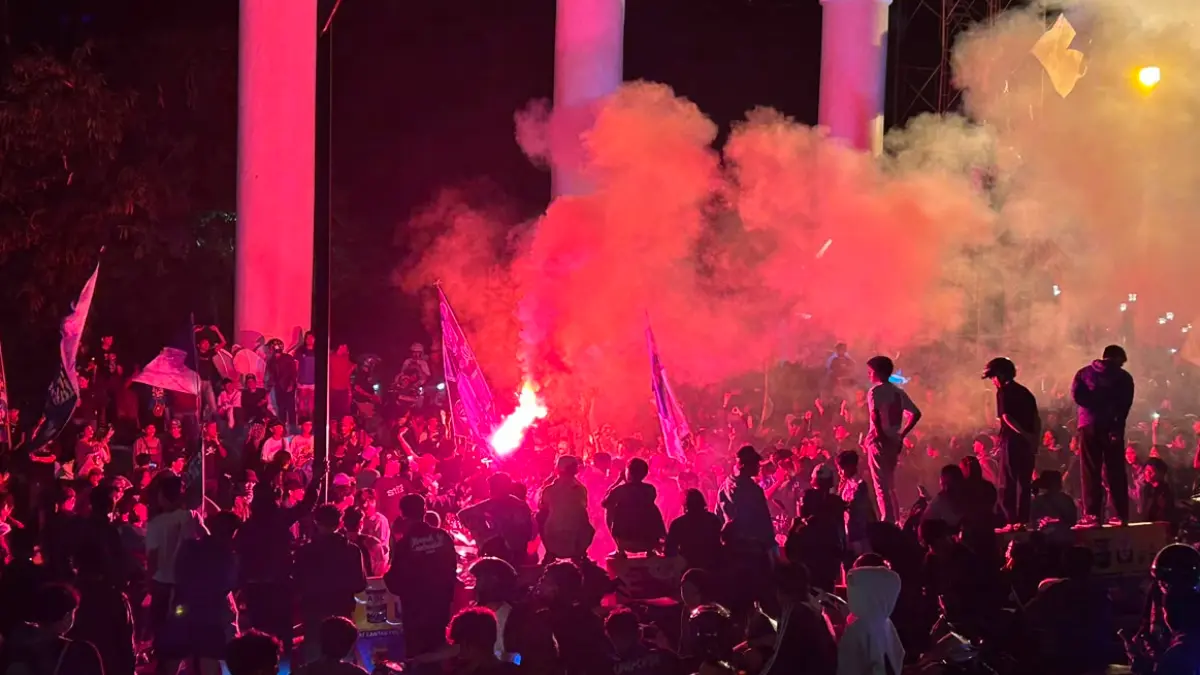 Bobotoh memadati Tugu Kujang Kota Bogor usai Persib menghadapi Persebaya di final Piala Presiden 2026. (Fauzan/Radar Bogor)