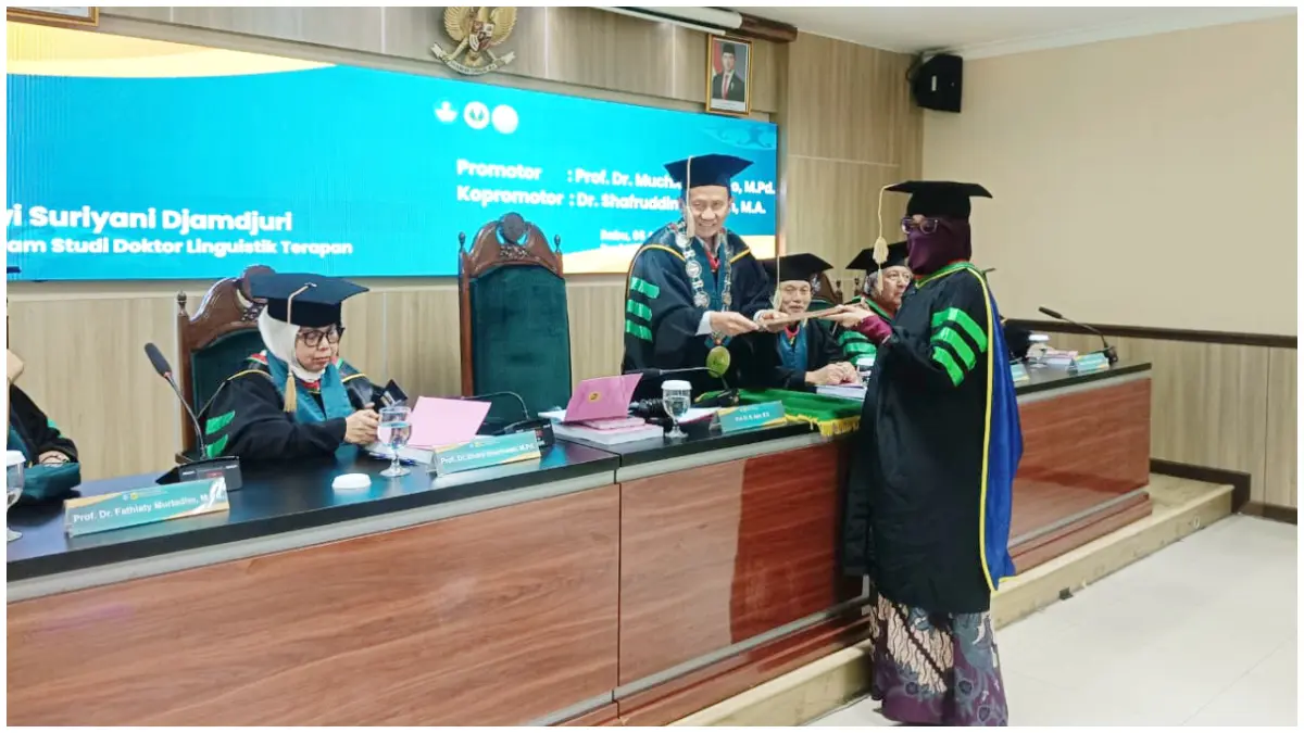 Dewi Suriyani Djamdjuri menyandang gelar Doktor setelah berhasil mempertahankan disertasinya dalam Sidang Terbuka Program Doktor Pascasarjana UNJ, Rabu 5 Agustus 2026. (Foto: UNJ)