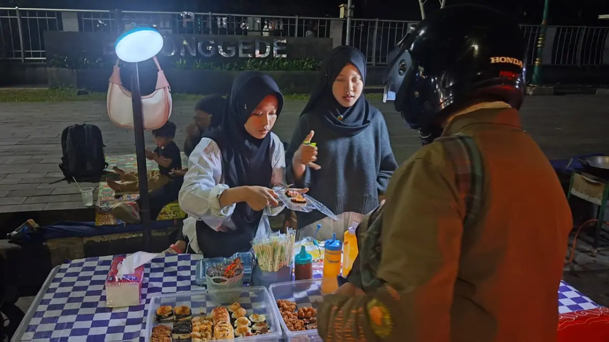 Nafi Annisa didampingi sang adik Hafshoh saat melayani pembeli di lapak sushi yang berada di Simpang Bambu Kuning, Desa Bojong Baru, Kecamatan Bojonggede, kabupaten Bogor. (Muhammad Ali/Radar Bogor)