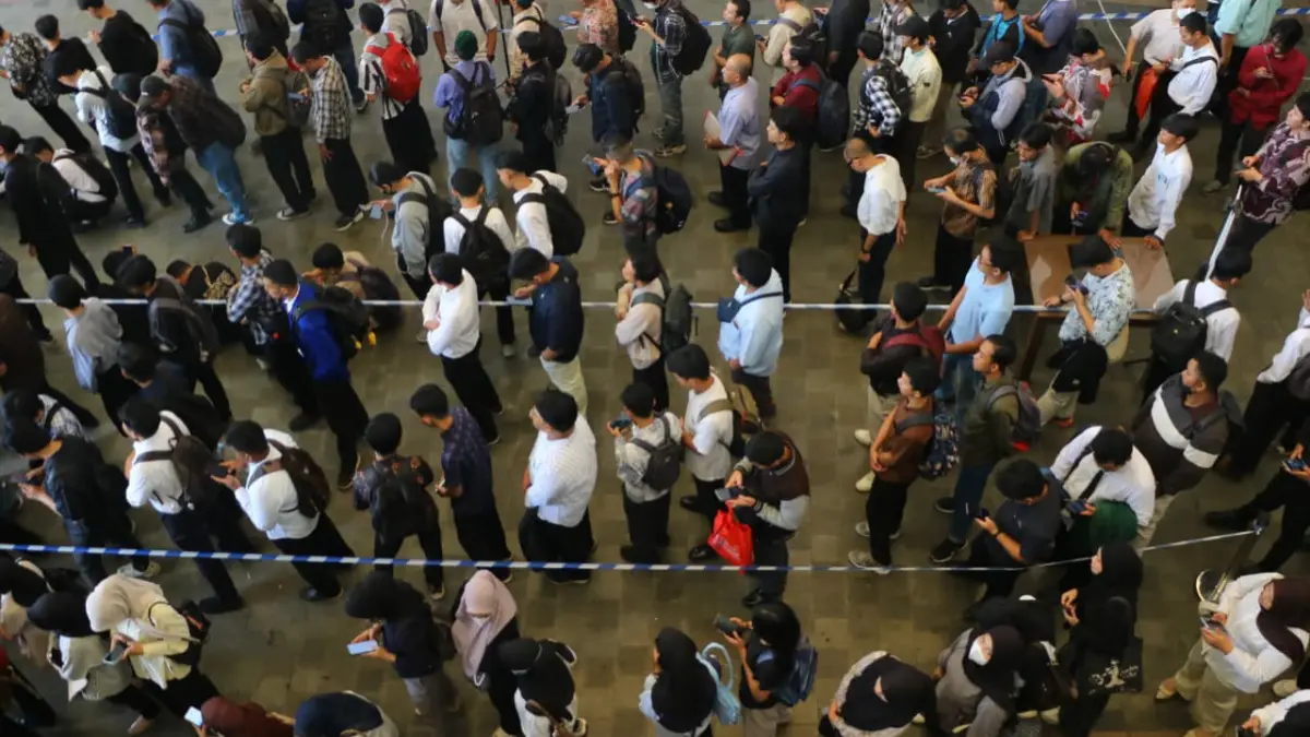 Para calon pencari kerja saat melamar pada Job Fair Tahun 2026 di Kabupaten Bogor. (Hendi Novian/Radar Bogor)