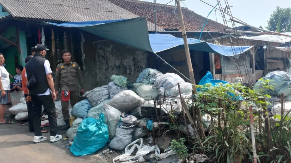 Petugas saat mendatangi tempat pengolahan aki bekas di Kampung Cipakel, Desa Leuweungkolot, Cibungbulang. (Dok. Satpol PP Cibungbulang)