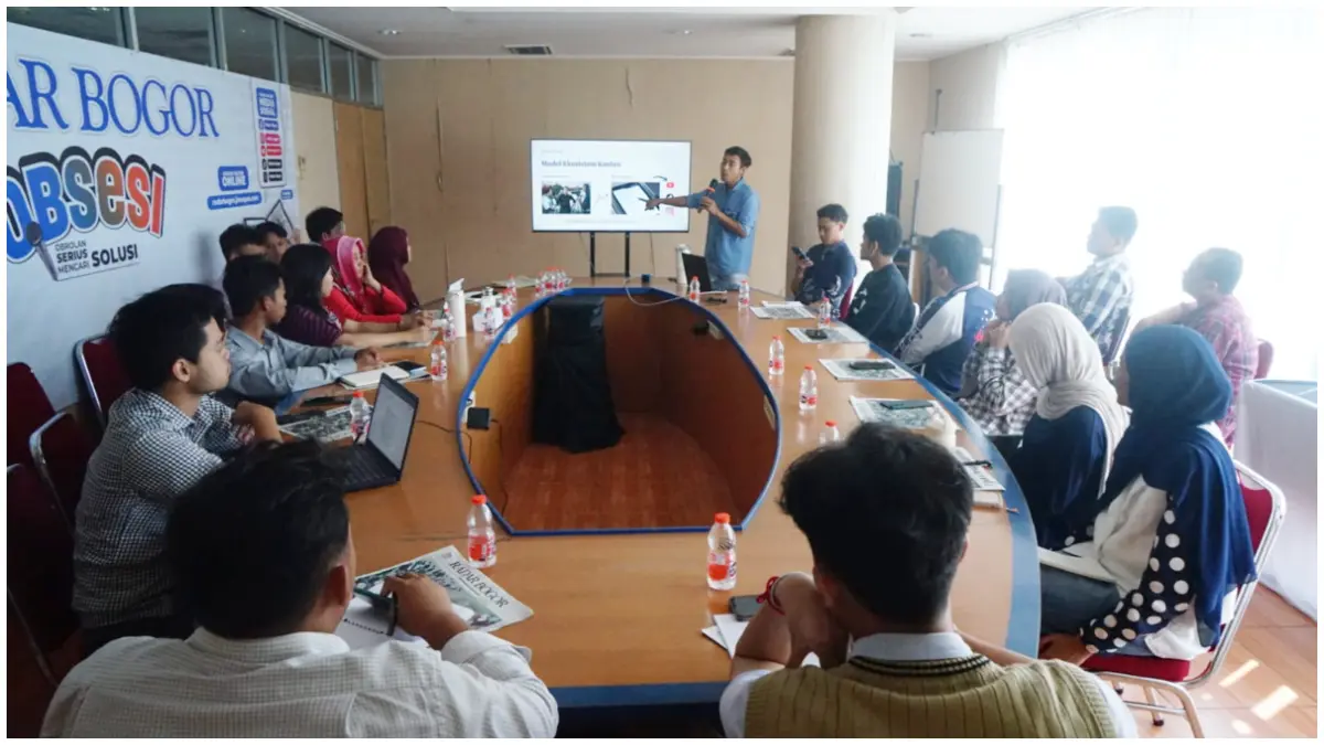 Redaktur Pelaksana Radar Bogor, Imam Rahmanto memberikan paparannya di depan sejumlah  peserta yang  mengikuti.kegiatan Barak Jurnalistik di graha pena Radar Bogor, Kamis 6 Agustus 2026. (Foto: Sofiansyah/Radar Bogor)