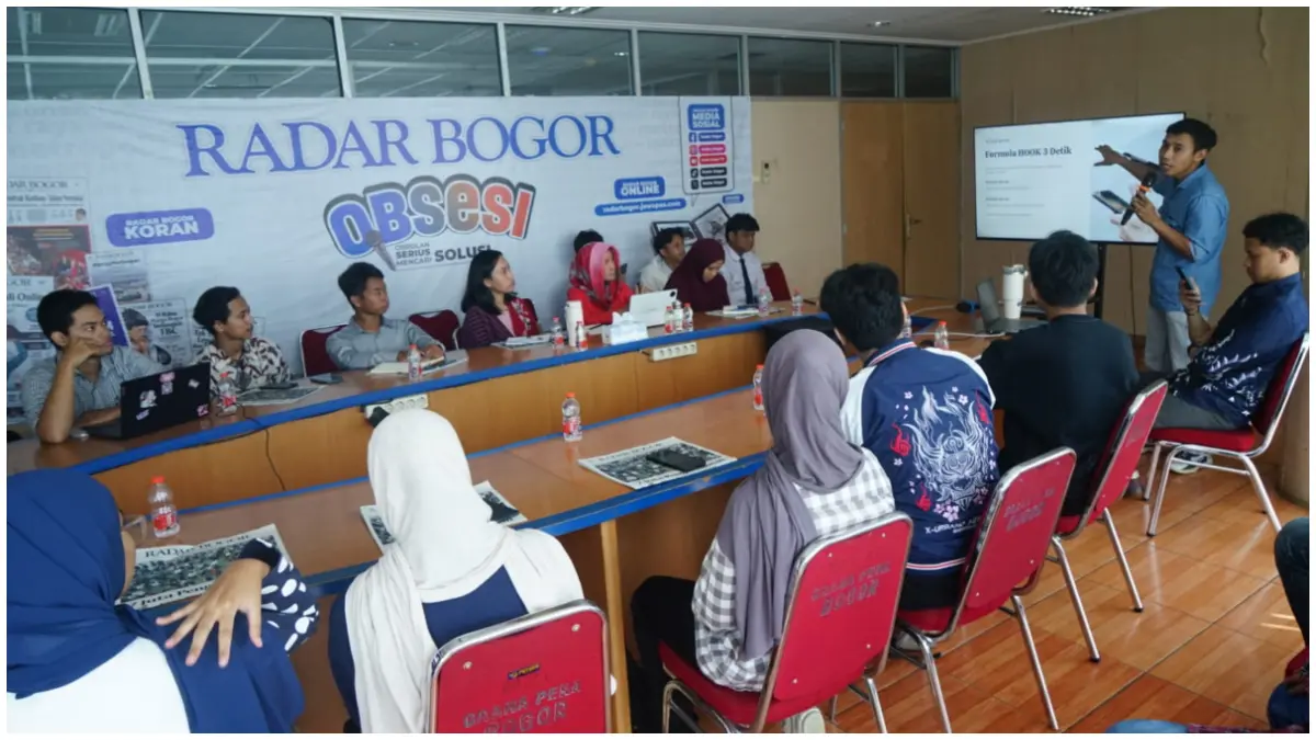 Redaktur Pelaksana Radar Bogor, Imam Rahmanto memberikan paparannya di depan sejumlah  peserta yang  mengikuti.kegiatan Barak Jurnalistik di graha pena Radar Bogor, Kamis 6 Agustus 2026. (Foto: Sofiansyah/Radar Bogor)