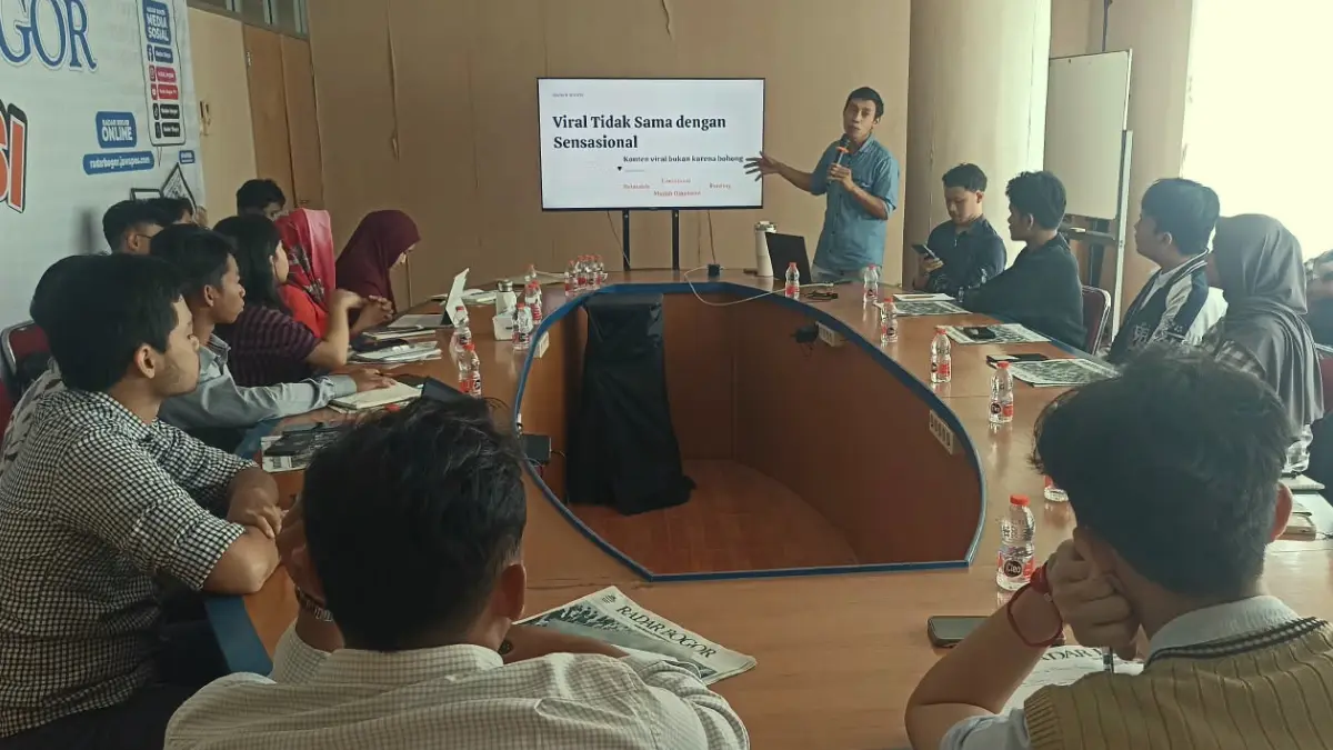Redpel Radar Bogor, Imam Rahmanto saat menjelaskan materi di Graha Pena Radar Bogor. (Iksan / Radar Bogor)