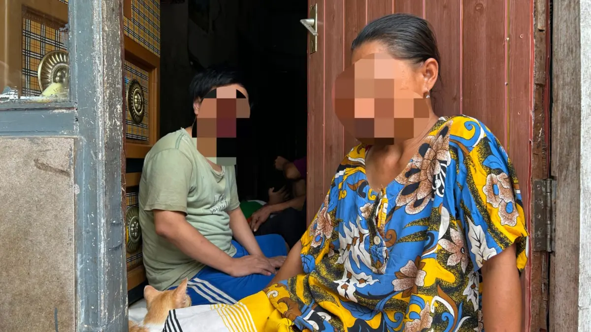 Remaja berinisial AD (19) warga Kampung Slawi Kelurahan Tanah Baru, Kecamatan Bogor Utara bersama sang ibu. (Fauzan/Radar Bogor)