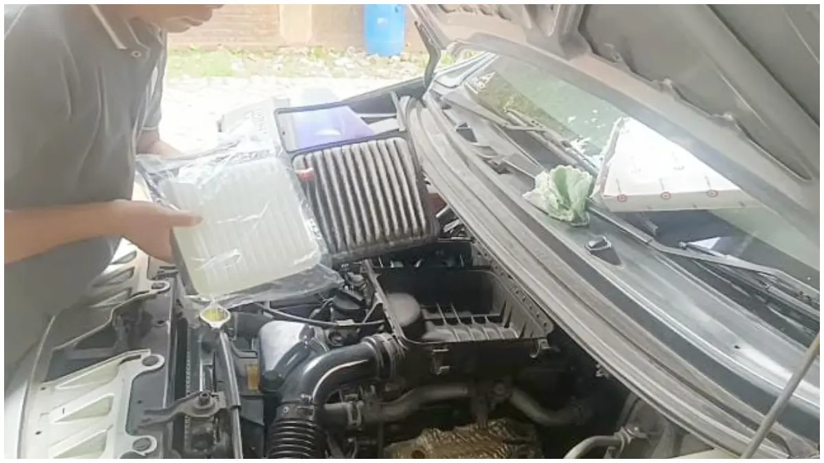 Tutorial pengecekkan hingga pergantian filter udara pada AC mobil secara berkala. (Foto: Kanal Youtube tips otomotif channel)