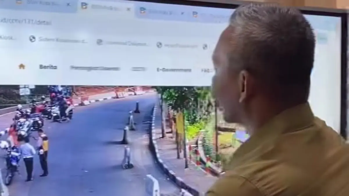 Wakil Wali Kota Bogor Jenal Mutaqin memantau kondisi kawasan Taman Ekspresi melalui kamera pengawas (CCTV) dari ruang kerjanya. (Tangkapan Layar Instagram Jenal Mutaqin)