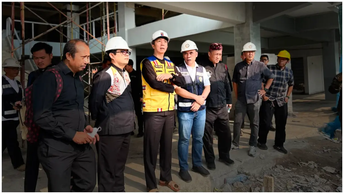 Wali Kota Bogor Dedie Rachim saat mengecek progres revitalisasi Pasar Merdeka, Kamis 6 Agustus 2026 pagi. (Foto : Fauzan/Radar Bogor)