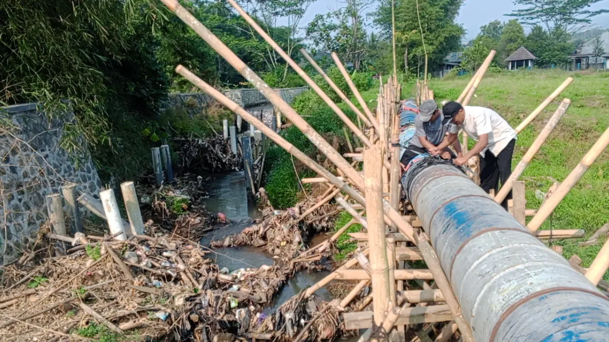 Warga memperbaiki sementara saluran Irigasi Palayangan di Desa Ciherang Pondok, Caringin, Kabupaten Bogor. (Dok. Warga)