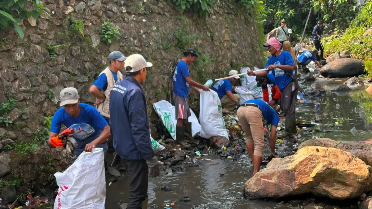 Relawan dan masyarakat bersama DPC Partai Demokrat Kabupaten Bogor membersihkan sampah di Sungai Cikiam, Desa Pangradin, Jasinga, Jumat (7/8/2026). Kegiatan Ekspedisi Bogor Biru ini menjadi upaya membangun kesadaran warga menjaga kebersihan lingkungan. Dok Demokrat