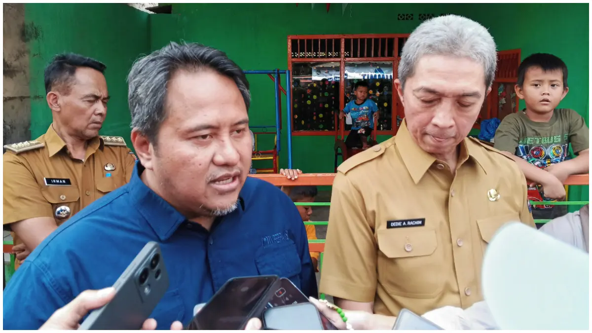 Direktur Utama Perumda Tirta Pakuan Kota Bogor, Rino Indira Gusniawan saat mendampingi Wali Kota Bogor. (Foto: Fikri/Radar Bogor)