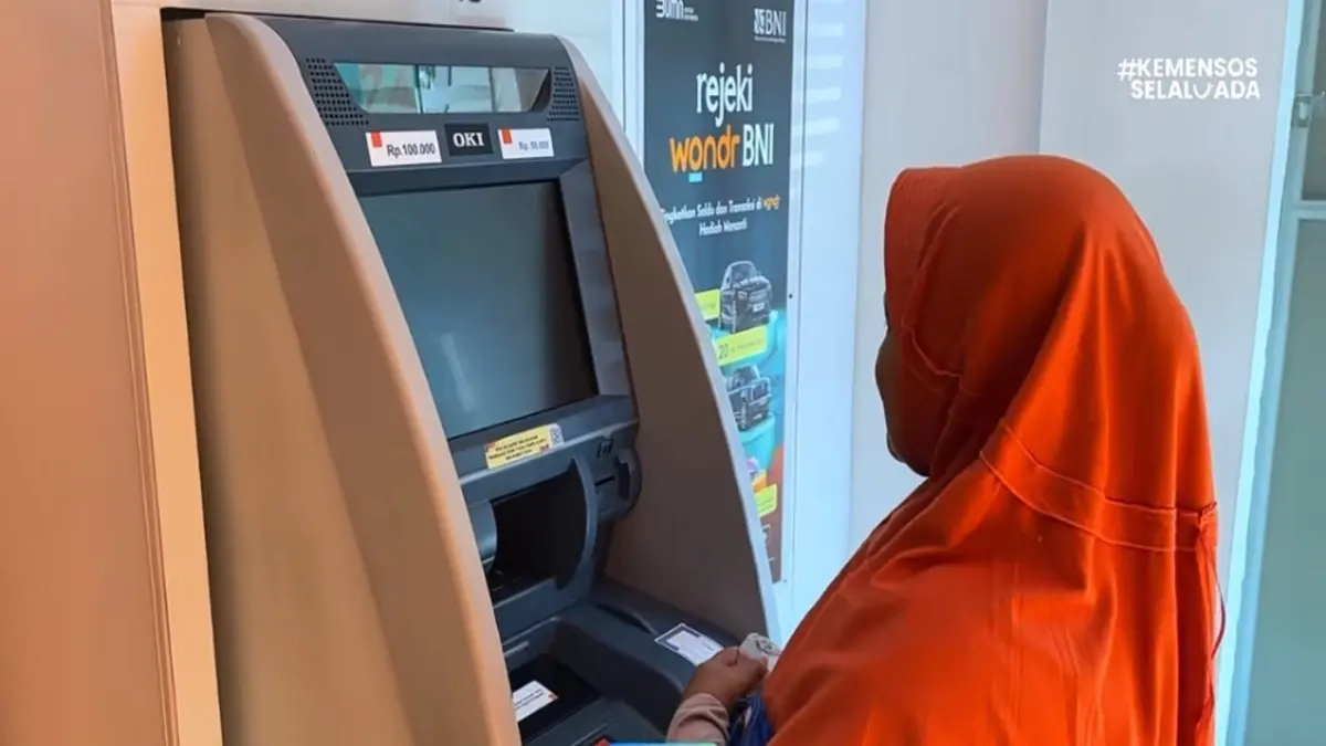 Ilustrasi pengecekan saldo bansos tahap ketiga di mesin ATM. (YouTube Kemensos RI)