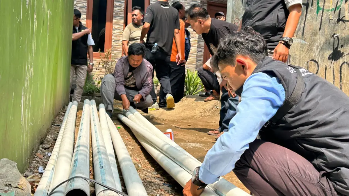 Proses penyaluran pipa dan mesin pompa air untuk warga Blok Asem, Tanah Sareal Kota Bogor. (Foto : Fauzan/Radar Bogor)