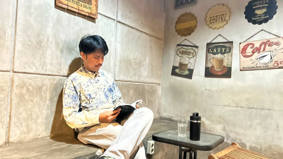 Remaja yang tengah asik baca buku di Kafe Sejenak, Jalan Ahmad Yani, Kota Bogor (Fauzan/Radar Bogor)