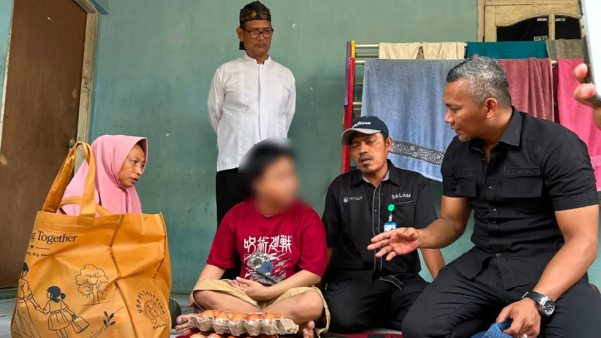 Wakil Wali Kota Bogor Jenal Mutaqin saat berkunjung ke rumah AD di Tanah Baru.(Fauzan/Radar Bogor)