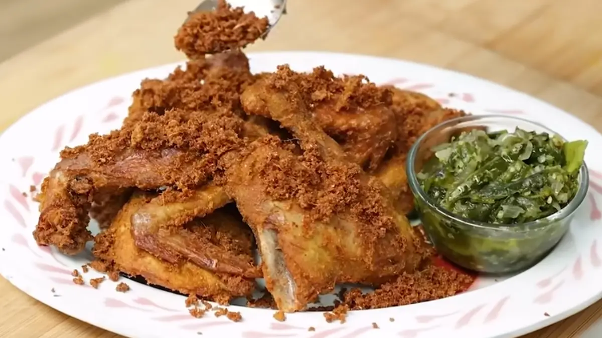 Ayam goreng khas Rumah Makan Padang dan sambal ijo (Tangkapan Layar YouTube Devina Hermawan)