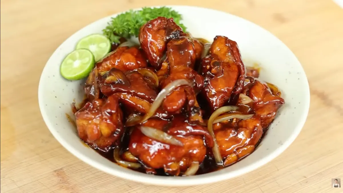 Ayam goreng mentega (Tangkapan Layar YouTube Devina Hermawan)