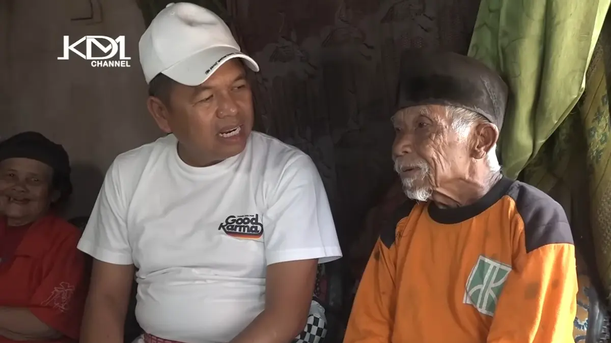 Gubernur Jawa Barat Dedi Mulyadi bertemu dengan Aki Joni, seorang kakek yang pernah ditemuinya di pinggir jalan dan viral. (YouTube Kang Dedi Mulyadi Channel)