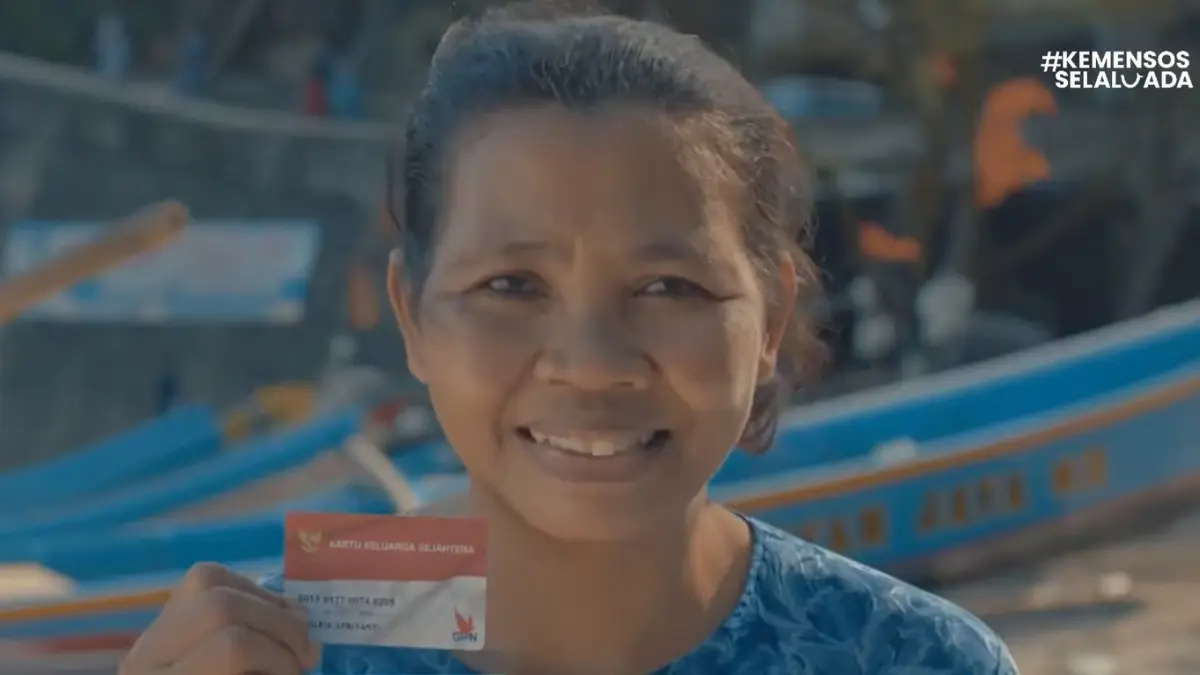 Ilustrasi KPM bansos BPNT pegang kartu KKS. (Youtube Kemensos RI)