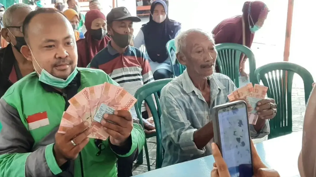 Ilustrasi penyaluran bansos PKH BPNT kepada KPM (Instagram @dinsosp3akotamojokert)