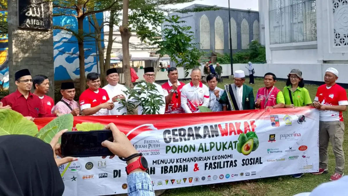 Penanaman perdana pohon alpukat di Masjid Agung Kota Bogor. (Foto: Panitia for Radar Bogor)