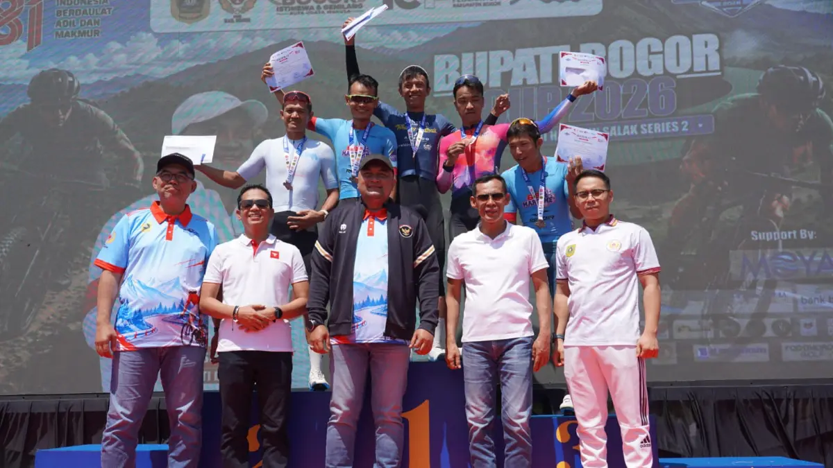 Bupati Bogor, Rudy Susmanto saat menyerahkan piagam ke pemenang Tour de Malasari II Bupati Bogor Cup 2026, di Desa Malasari, Nanggung. Ia menyatakan bahwa ajang balap sepeda skala nasional itu akan menjadi event tahunan Kabupaten Bogor. Foto: Hendi Novian/Radar Bogor