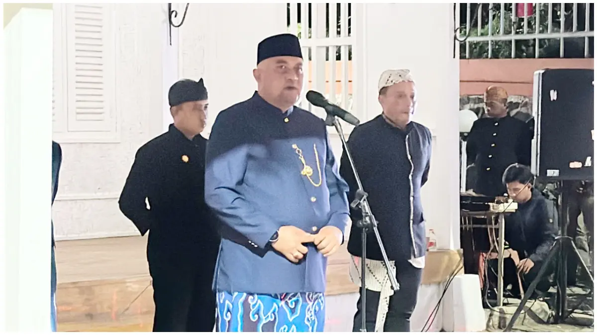 Bupati Bogor, Rudy Susmanto saat menjemput bendera pusaka di Pendopo Malasari. (Foto : Diskominfo)