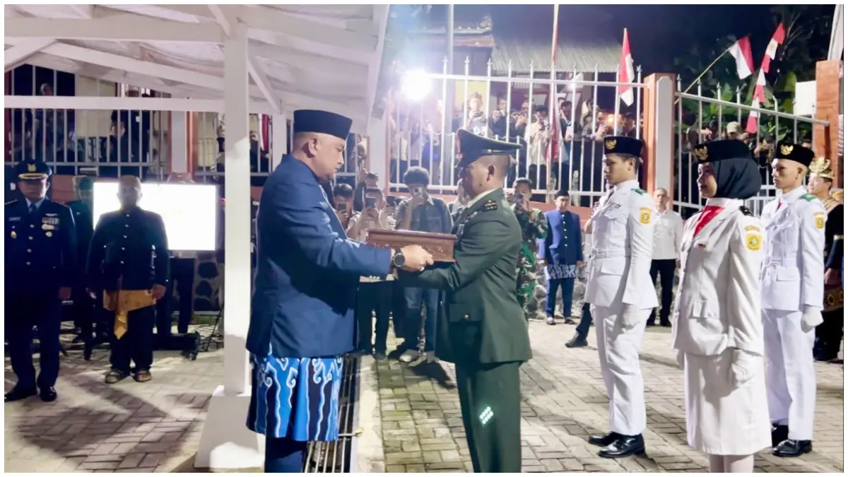 Bupati Bogor, Rudy Susmanto saat menjemput bendera pusaka merah putih di Pendopo Malasari. (Foto : Diskominfo)