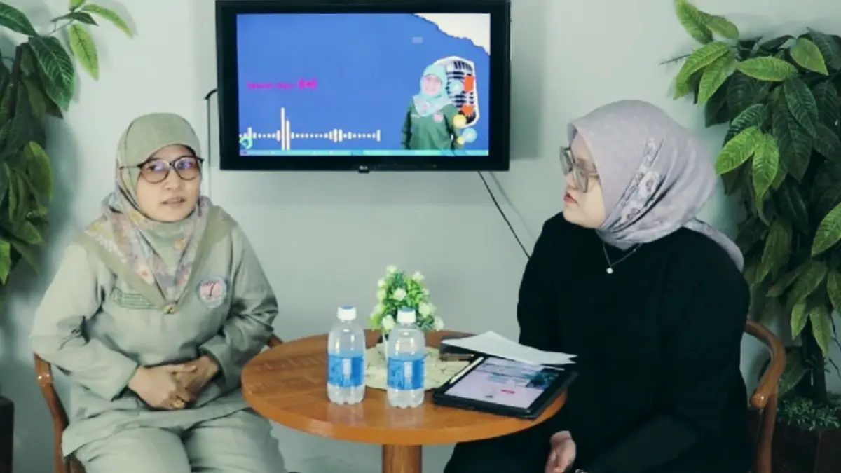 Dokter Spesialis Dermatologi Venereologi RSUD Kota Bogor, dr. Marsita Endy Dhamayanti, Sp.DV (kiri) saat memberikan penjelasan. (Yt RSUD Kota Bogor Daily)