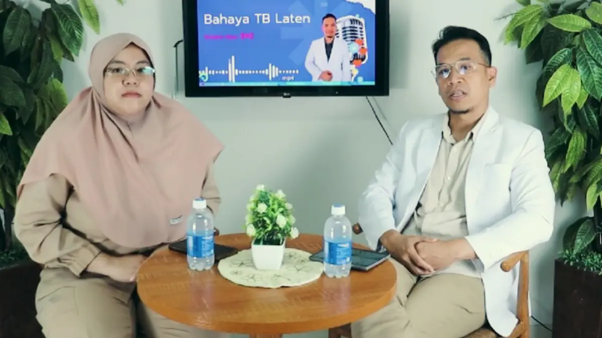 Dokter Spesialis Paru RSUD Kota Bogor, dr. Felly Iswa, Sp.P (kanan) memberikan penjelasan.  (Yt RSUD Kota Bogor Daily)