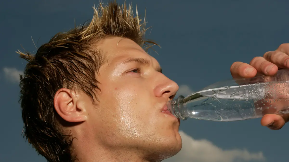 Ilustrasi minum air putih untuk menjaga kesehatan di musim kemarau. (Pexels/Boom Photography)