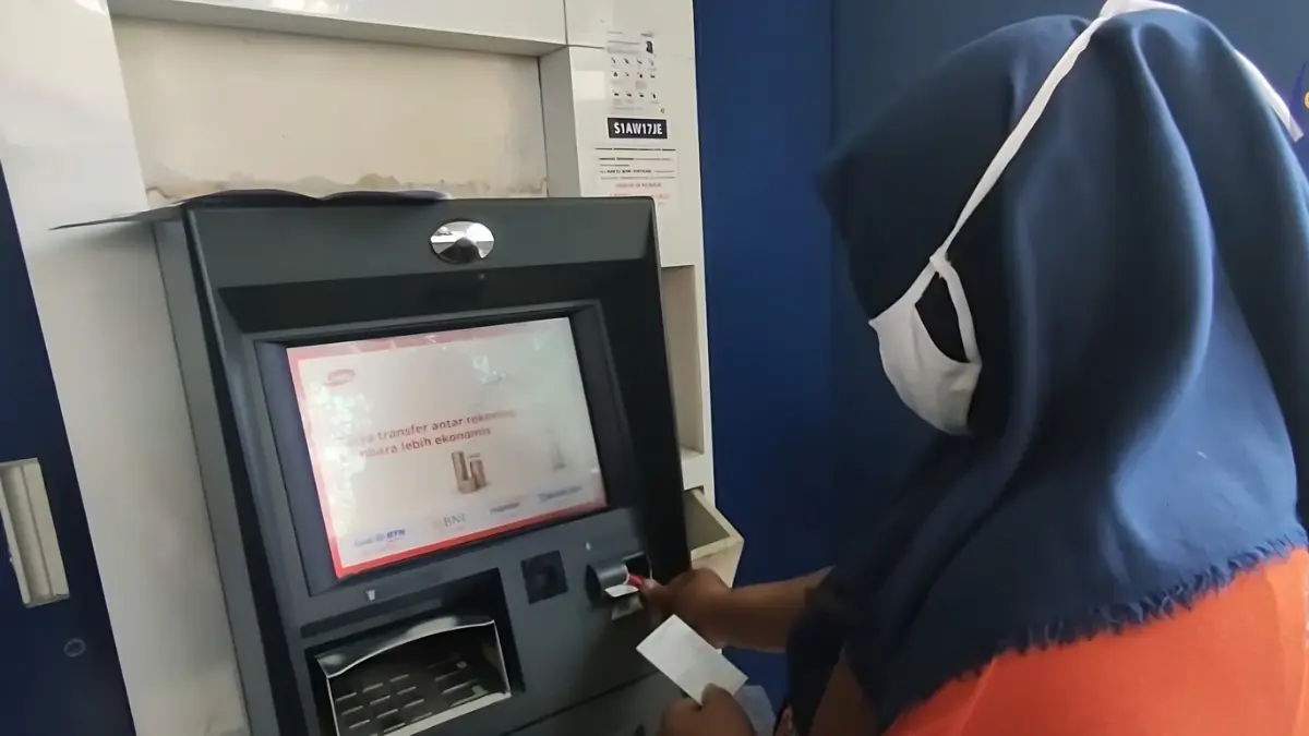 Ilustrasi pengecekan saldo bansos di KKS lewat mesin ATM. (Youtube Info Bansos)