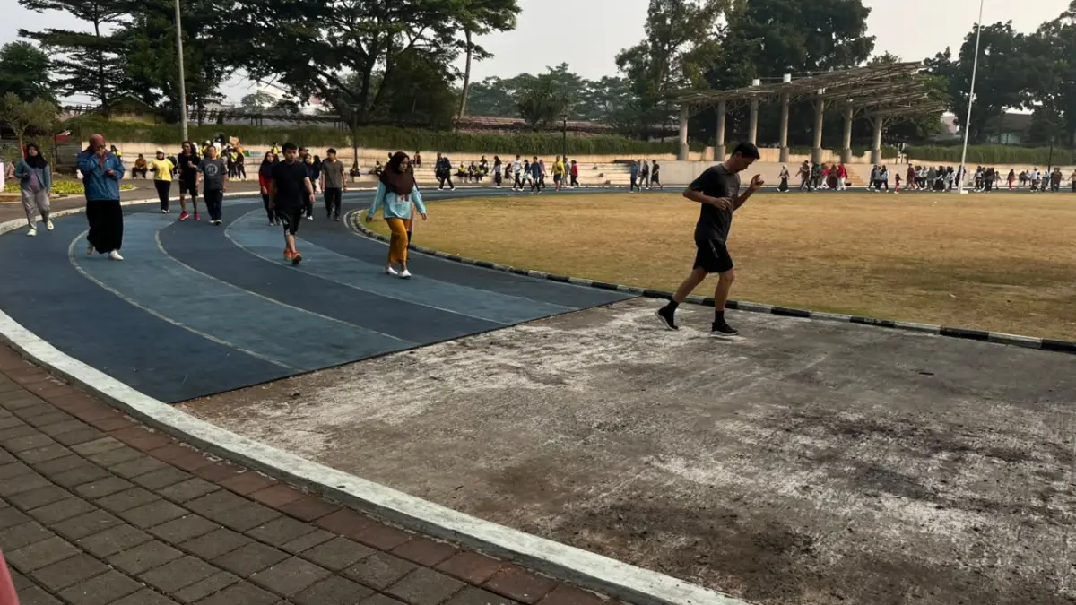 Kondisi Area Jogging track Alun-Alun Cirimekar mengalami kerusakan. (Foto:Billy/Radar Bogor)