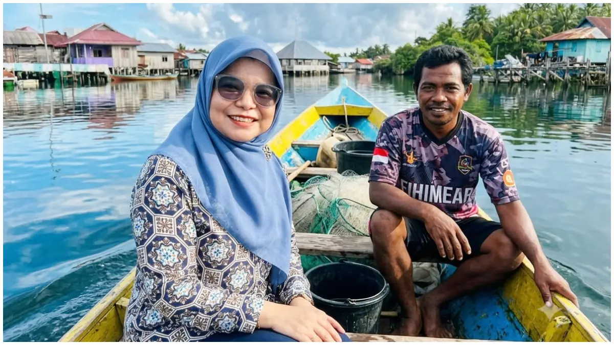 Mantri BRI Titin harus menyeberangi laut menuju Pulau Kaledupa, Kabupaten Wakatobi, Sulawesi Tenggara.