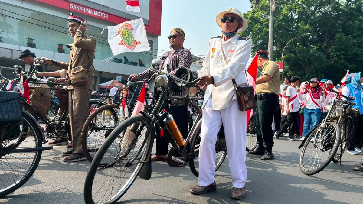 Pesepeda ontel yang tampil nyentrik di Kirab Merah Putih. Foto: Fauzan/Radar Bogor