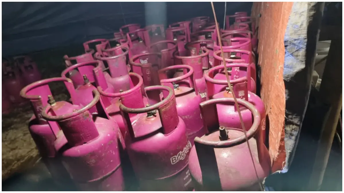 Polsek Gunung Putri saat mengamankan ratusan LPG di Wanaherang, Kecamatan Gunung Putri, Kabupaten Bogor. (Foto: Polsek for Radar Bogor)