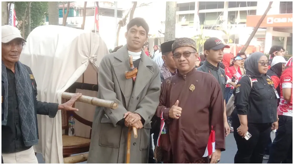 Raden Mohamad Aliyudin Diponegoro (kanan baju cokelat), Keturunan ke 10 Pangeran Diponegoro. (Foto : Fauzan/Radar Bogor)