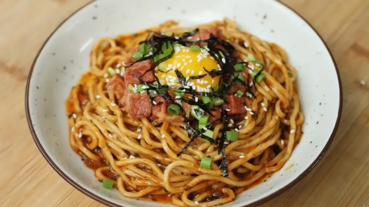 Resep Spicy Carbonara Ramyeon (YouTube Devina Hermawan)