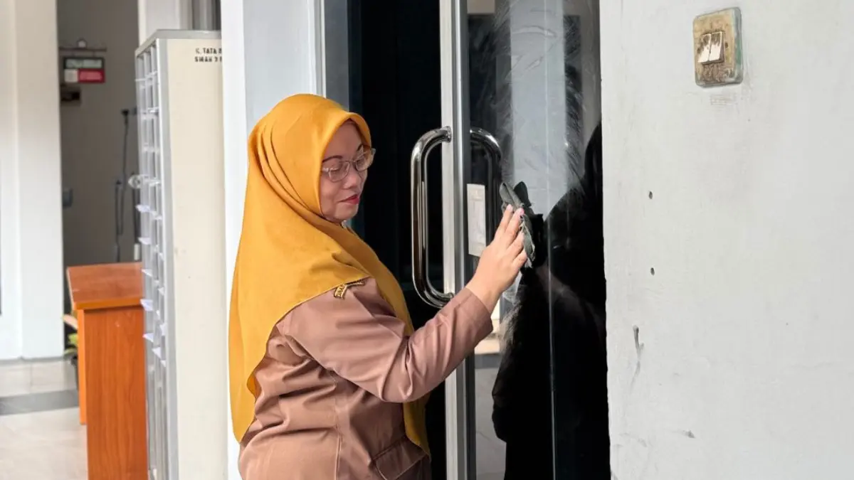 Bersih-bersih ASN di SMAN 2 Kota Bogor. Foto: Instagram